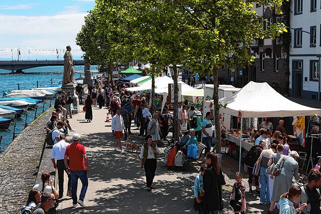 Bild 11: Konstanz: Schnäppchen gemacht? In Konstanz und Kreuzlingen wird gestöbert und gefeilscht