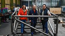 Simone Rettich-Bickel (links), Fridolin Schatz und Clemens Schöpf stehen auf dem probeweise aufgebauten Aussichtsbalkon für den ...