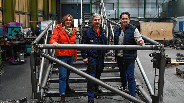Simone Rettich-Bickel (links), Fridolin Schatz und Clemens Schöpf stehen auf dem probeweise aufgebauten Aussichtsbalkon für den ...