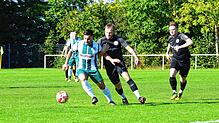 Die SG Dauchingen/Weilersbach (Tom Zepf, Mitte) und die SG Riedöschingen/Hondingen (Angelo Pampana‘ Cichi) trennen sich 1:1.