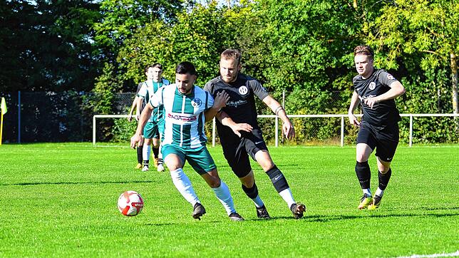 Die SG Dauchingen/Weilersbach (Tom Zepf, Mitte) und die SG Riedöschingen/Hondingen (Angelo Pampana‘ Cichi) trennen sich 1:1.