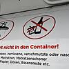 Klare Vorgaben auf dem Einwurfschacht eines Altkleidercontainers: Lumpen, dreckige Kleider und Müll gehören hier definitiv nicht rein. ...