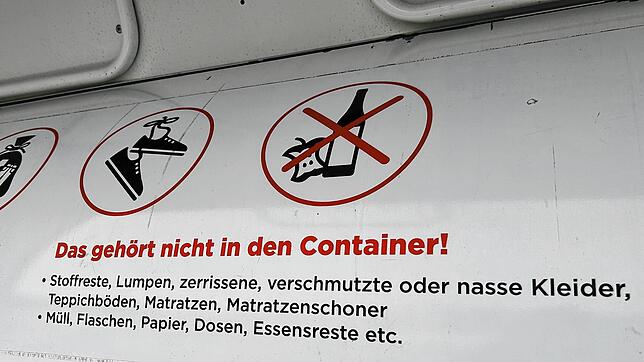 Klare Vorgaben auf dem Einwurfschacht eines Altkleidercontainers: Lumpen, dreckige Kleider und Müll gehören hier definitiv nicht rein. ...