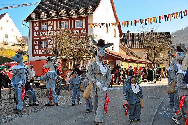 Der Narrenverein Grießen mit seinen Eseln hat zum großen Fasnachtsumzug geladen.