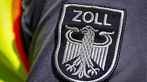 Gegen den Mann wird nun wegen eines Verstoßes gegen das Waffengesetz ermittelt. (Symbolbild)