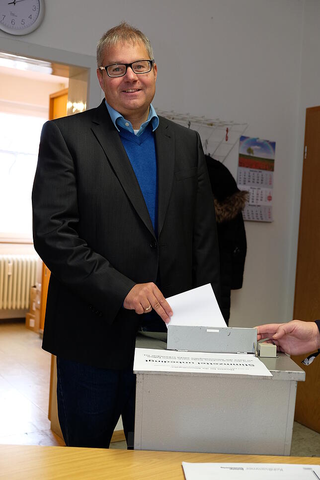 Guhl bei der Stimmabgabe im Wahllokal in Harpolingen.