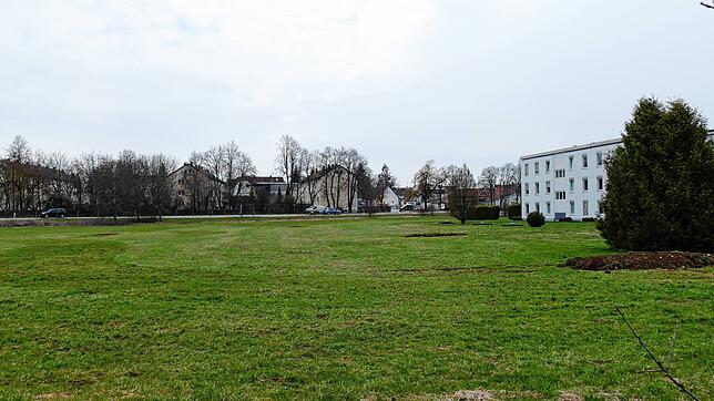 Auf diesem Grundstück entlang der L 218 in Richtung Albstadt beabsichtigt der Lebensmitteleinzelhändler &bdquo;Rewe&ldquo; neben den ...