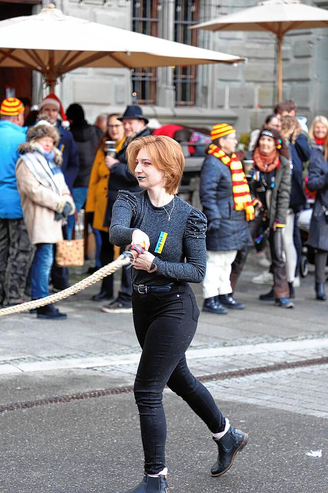 Zum Einschnellen der Fastnacht am Dreikönigstag 2022 wurden die „Narr mit Herz“-Bändel erstmals angeboten. Auch Sophia Munk, ...