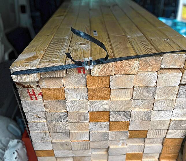 Der Verdächtige hatte Holzbrettern und Dämmmaterial im Kofferraum. Vor allem diesen Holzstapel nahmen die Zöllner unter die Lupe.