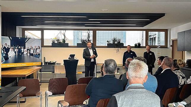 Fabrikgespräch der Wirtschaftsförderung (WIS) des Landkreises Sigmaringen in Meßkirch. Im Bild (von links): Markus Kleiner, Jürgen Alber ...