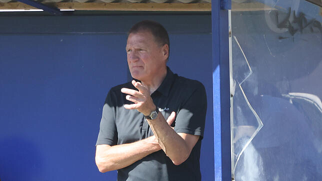 Trainer Michael Krause und der FC Überlingen müssen sich mit einem einem Punkt gegen den FC Neustadt begnügen.