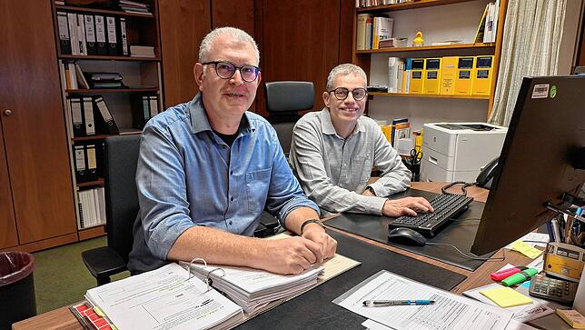 Die Wahlleiter Andreas Mosmann und Wolfgang Biller (von links) gehen davon aus, dass alle Stimmzettel bis kurz nach 19 Uhr ausgezählt ...