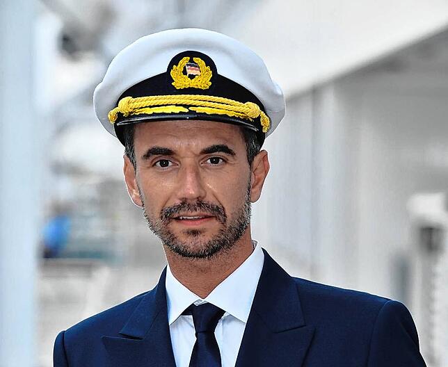 Florian Silbereisen hat den Dreh für die beliebte TV-Serie „Das Traumschiff“ kurzfristig unterbrochen.