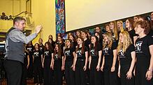Unter der Leitung von David Preloznik beweisen die Sängerinnen des Mädchenchors aus Celje Chorgesang auf hohem Niveau. Foto: Christel ...