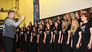 Unter der Leitung von David Preloznik beweisen die Sängerinnen des Mädchenchors aus Celje Chorgesang auf hohem Niveau. Foto: Christel ...