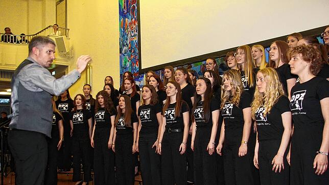 Unter der Leitung von David Preloznik beweisen die Sängerinnen des Mädchenchors aus Celje Chorgesang auf hohem Niveau. Foto: Christel ...