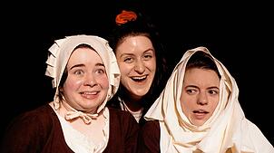 Maya Le Roux, Derya Celikkol und Bianca Waechter (von links) spielen im Theaterstück „Wenches!“ mit.  Foto: Wenches