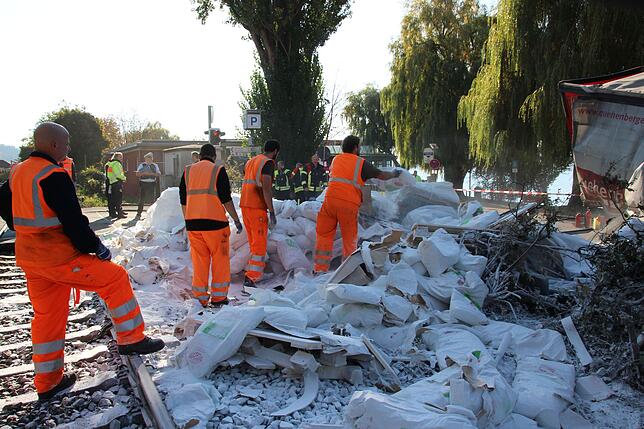 Beim Zusammenstoß eines Sattelschleppers mit einem Regionalexpress am Bahnübergang in Sipplingen wurden 15 Menschen leicht verletzt. Der ...