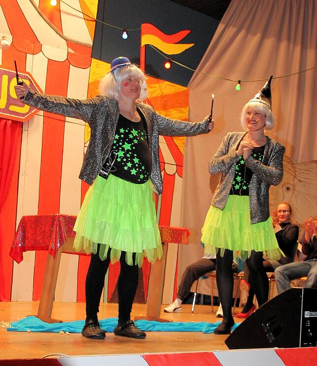 Was wäre ein Zirkus ohne Zauberkünstler. Ein &bdquo;magisches&ldquo; Duo überzeugte mit unüblichen Tricks.Bild: Christiana Steger