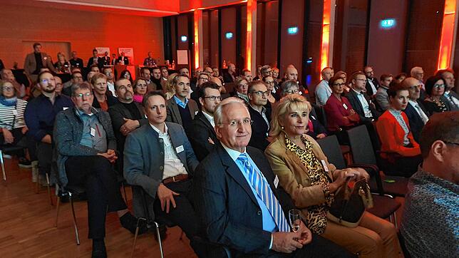 Festlich ausgeleuchtet erstrahlt die Neckarhalle beim Wirtschaftsempfang der Stadt Villingen-Schwenningen.
