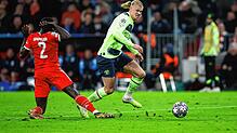 Münchens Dayot Upamecano und Manchester Citys Erling Haaland (r) kämpfen um den Ball.