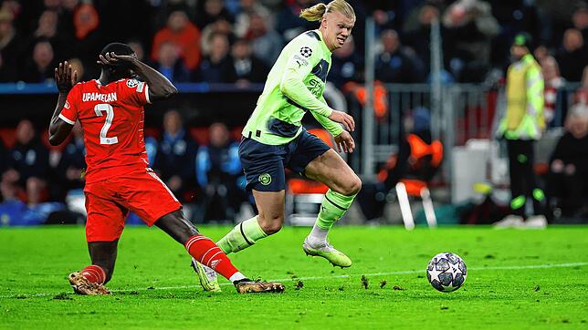 Münchens Dayot Upamecano und Manchester Citys Erling Haaland (r) kämpfen um den Ball.