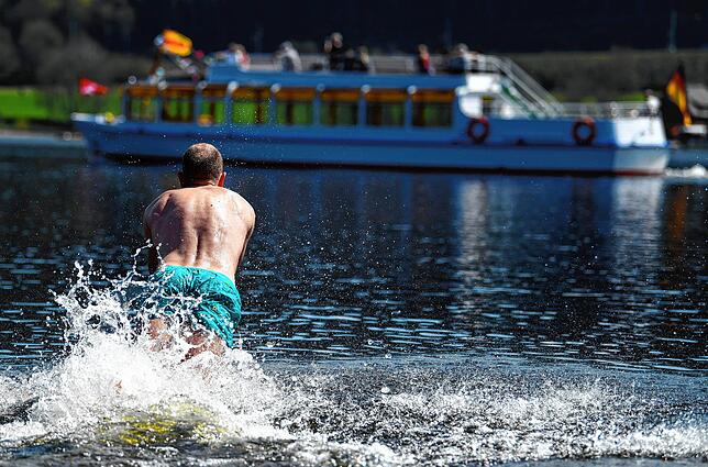 Ein Mann springt in den Titisee (Archivbild).