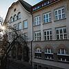 (Archivbild) Ein Schulhaus wie kein anderes: In diesem Gebäude ist die Grundschule Petershausen und die nach der Fotografin Lotte ...