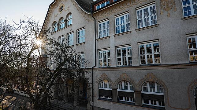 (Archivbild) Ein Schulhaus wie kein anderes: In diesem Gebäude ist die Grundschule Petershausen und die nach der Fotografin Lotte ...