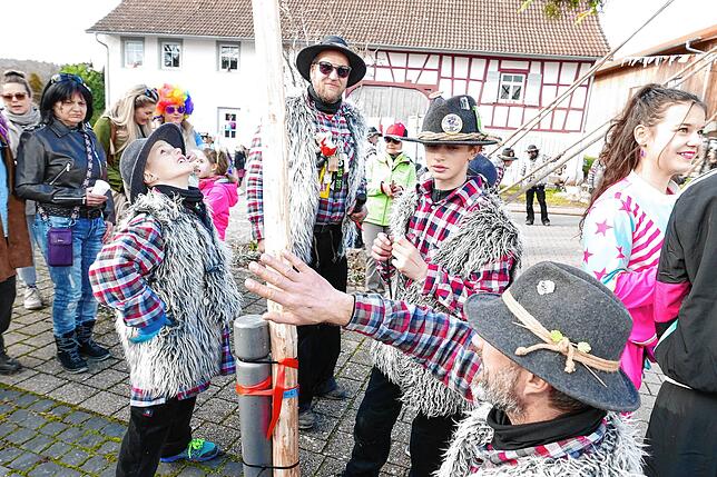 Bild 14: In Wittenhofen, Roggenbeuren und Limpach wird der Narrenbaum aufgestellt – Teil 1!