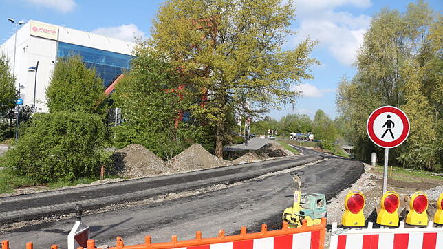 Beim Bodenseecenter (Bild oben) ist der erste Abschnitt des Velorings schon asphaltiert. In einigen Jahren soll der Rad-Schnellweg ...
