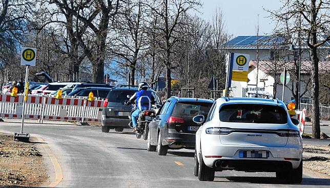 Bild 1: Reinfahren, suchen, scheitern, rausfahren: Massenweise Autos auf der Umleitung in Bodman und eine halbe Völkerwanderung vom Weilerkapellen-Parkplatz zum See