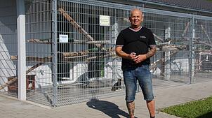Martin Grillenberger leitet die Tierheime in Sigmaringen und Bad Saulgau. Unser Archivbild zeigt ihn vor dem neuen Katzenhaus in ...