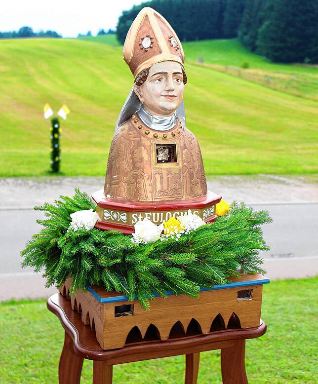 Die geschmückte Büste des heiligen Eulogius, Kirchenpatron von Aftholderberg, hatte einen Extra-Platz beim Altar.
