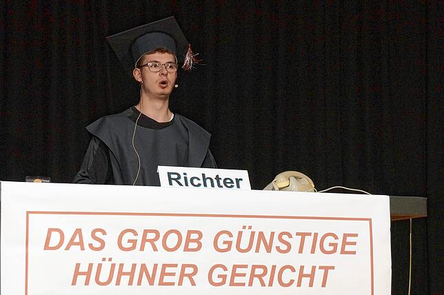 Das „Grob Günstige Hühner Gericht“ beim Bunten Abend in Espasingen 2023. Hier mit Richter Marcel Fischer.