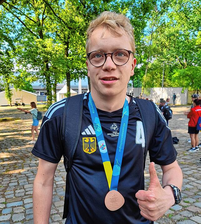 Johannes Hämmerle präsentiert stolz seine Bronzemedaille.