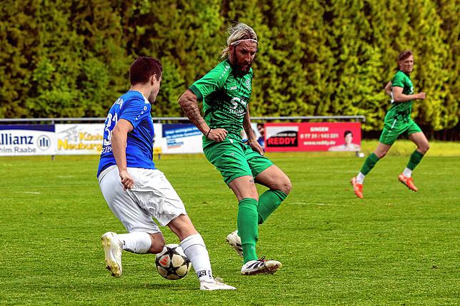 Bild 10: Der TSV Aach-Linz kantert Spfr Owingen-Billafingen 7:0 nieder. Wir waren mit der Kamera dabei.