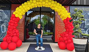 2024 hat Sandra-Monique von Albedyll-Brizzi zur Fußball-Europameisterschaft den Eingang des Öschberghofs dekoriert, wo die spanische ...