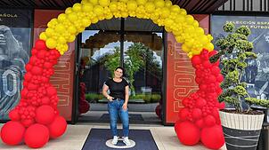 2024 hat Sandra-Monique von Albedyll-Brizzi zur Fußball-Europameisterschaft den Eingang des Öschberghofs dekoriert, wo die spanische ...
