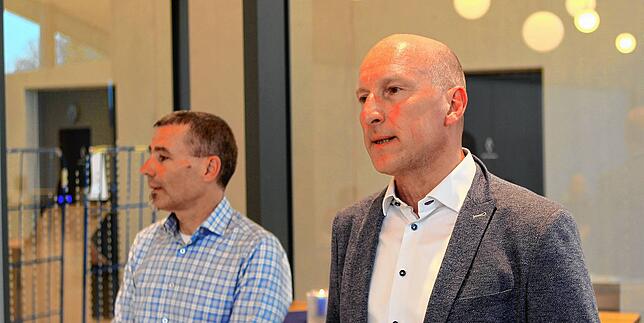 Der Geschäftsführer der Bädergesellschaft Konstanz, Robert Grammelspacher (rechts), und Betriebsleiter Roland Lohr haben kurz vor der ...