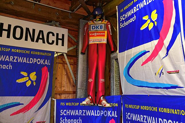 Die Langenwaldschanze ist die Heimatschanze des Skispringers Georg Hettich. Oben im Schanzenturm ist sein Skianzug ausgestellt.
