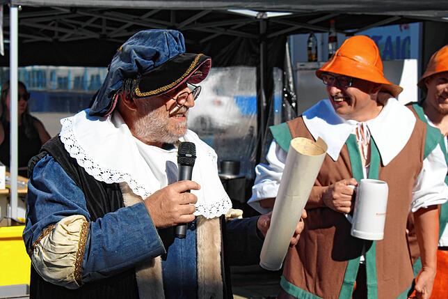 Wolfram Hauser verliest als Gautschmeister die Bedingungen, die jetzt für die Täuflinge gelten. Rechts: Michael Bolli.