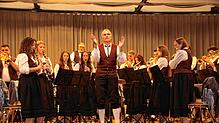Eine Premire für die Musikkapelle Wasser: Mit ihrem Best-of-Konzert stehen die Musikerinnen und Musiker unter der Leitung von Ulrich ...