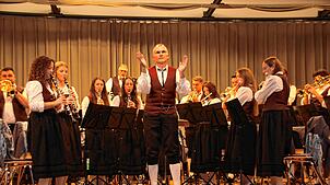 Eine Premire für die Musikkapelle Wasser: Mit ihrem Best-of-Konzert stehen die Musikerinnen und Musiker unter der Leitung von Ulrich ...
