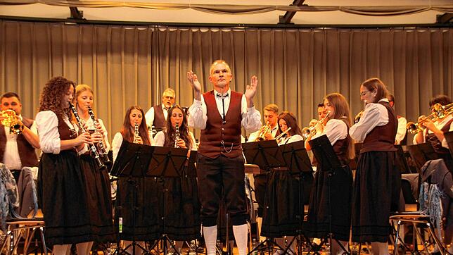 Eine Premire für die Musikkapelle Wasser: Mit ihrem Best-of-Konzert stehen die Musikerinnen und Musiker unter der Leitung von Ulrich ...