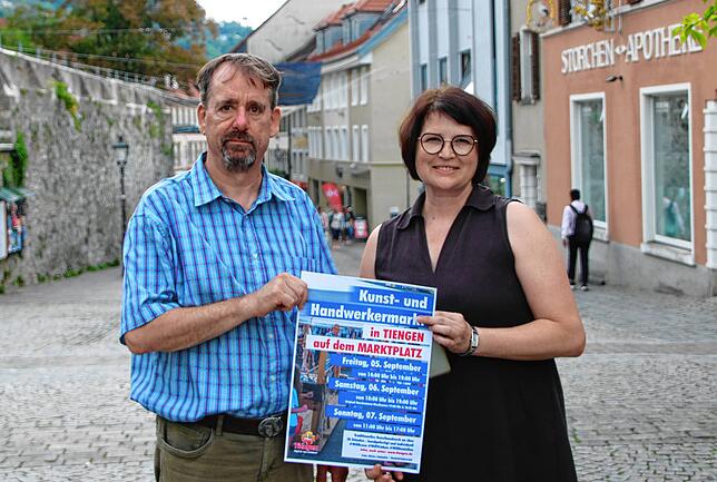 Sven Meier und Nikola Kögel (von links) freuen sich auf den 30. Kunst- und Handwerkermarkt in Tiengen.