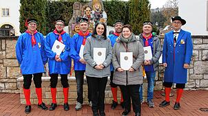 Zunftmeister Sascha Zimmer (links) und Landschaftsvertreter Karl-Heinz Zeller (rechts) mit den Geehrten (von links): Sebastian Zimmer, ...