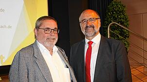 Uli Kammerer (links) ist neu im Stiftungsrat. Der Vorstandsvorsitzende der Bürgerstiftung, Wolfgang Kammerlander, hieß ihn herzlich ...