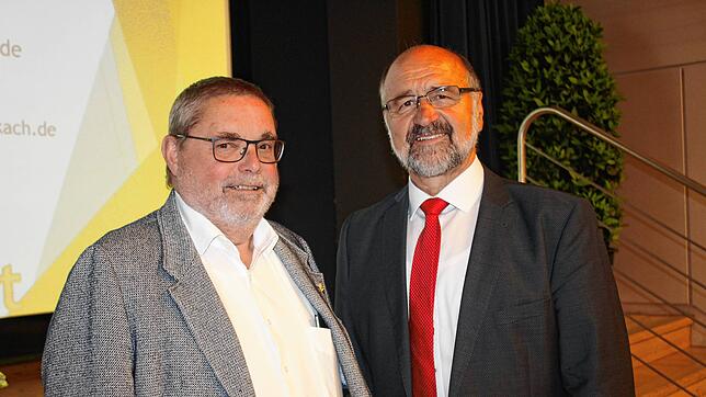 Uli Kammerer (links) ist neu im Stiftungsrat. Der Vorstandsvorsitzende der Bürgerstiftung, Wolfgang Kammerlander, hieß ihn herzlich ...