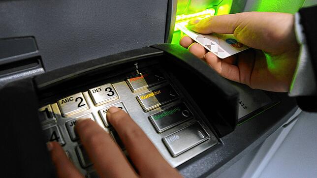 Mit fremder EC-Karte hob ein bisher unbekannter Täter in Singen Geld vom Konto einer Seniorin ab (Symbolbild).
